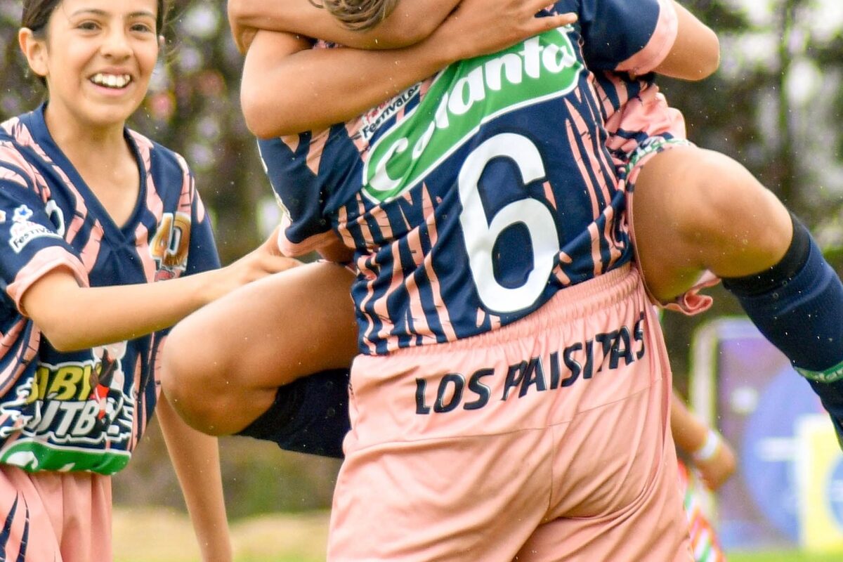 Meninas comemoram a vitória abraçadas
