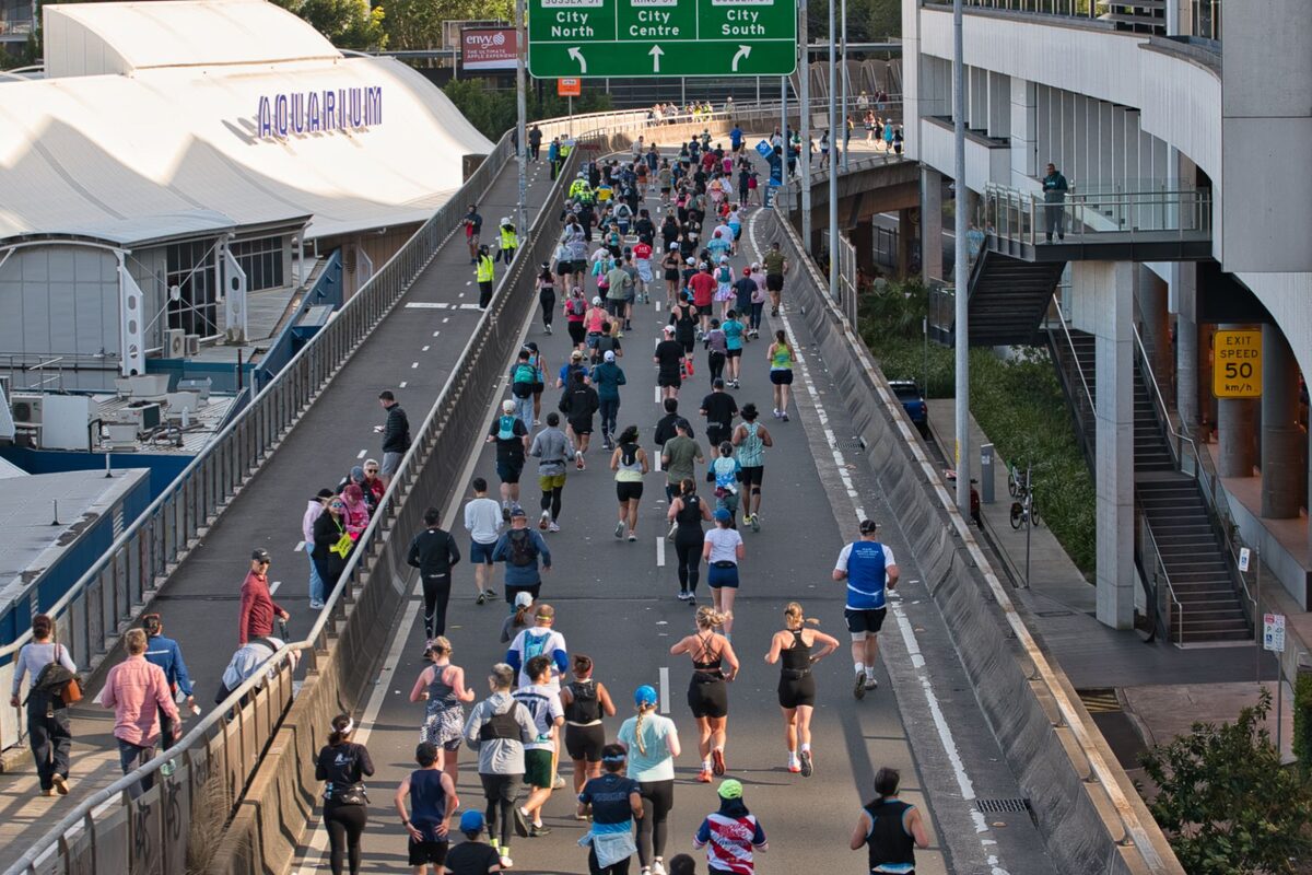 Corredores tomam a avenida durante a prova