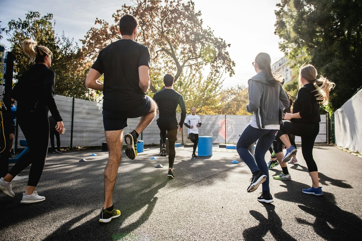 Grupo corre junto num treino ao ar livre