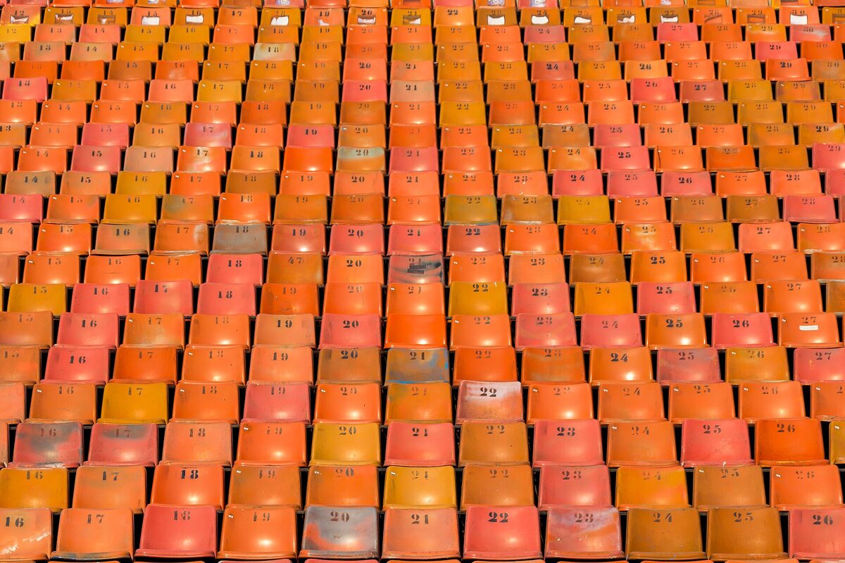 Estádio de futebol lotado durante uma partida