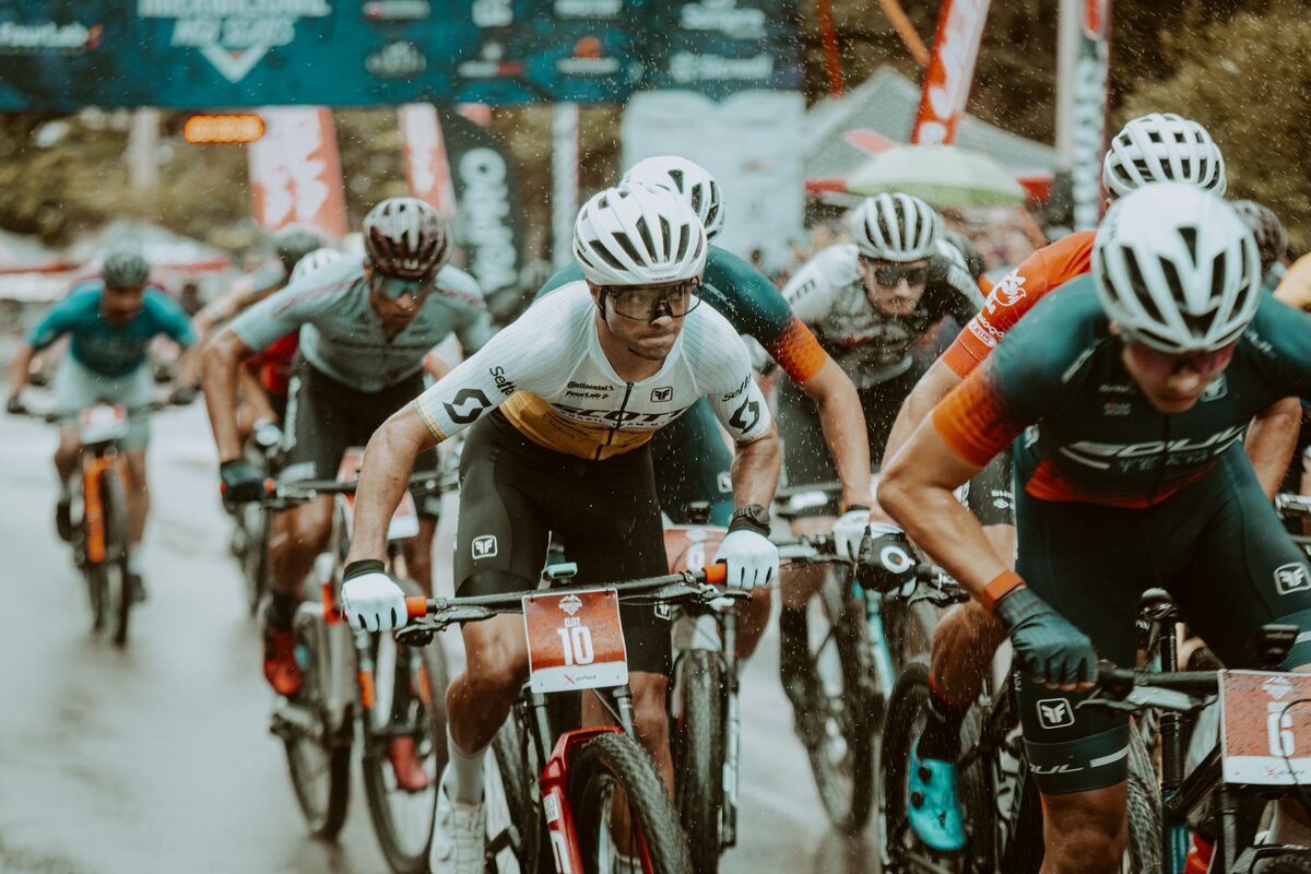 Ciclistas encaram a lama no mountain bike