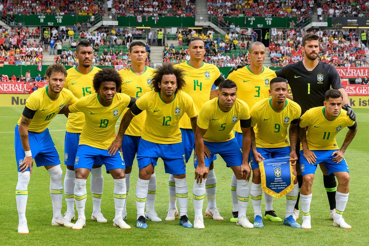 Jogadores em campo durante partida de futebol